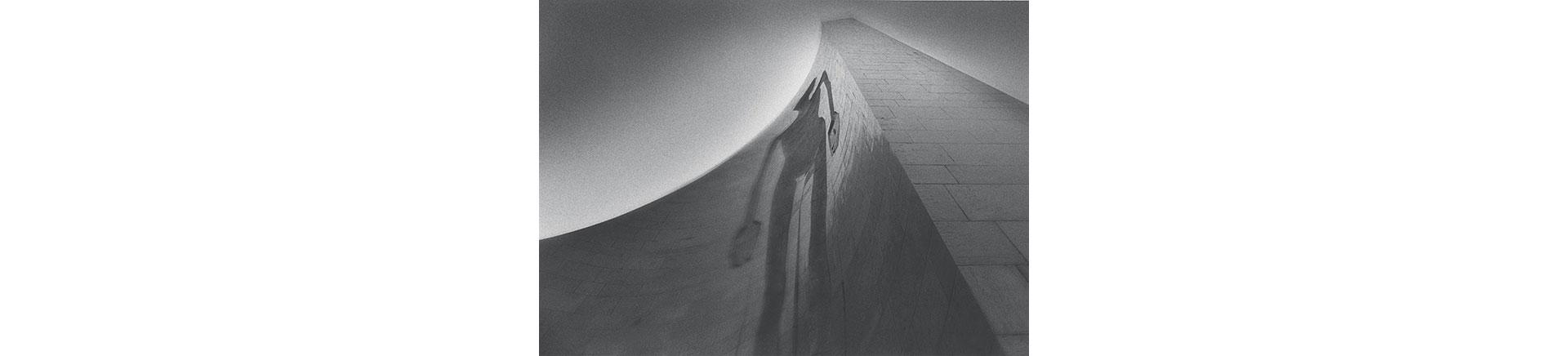 Michael Kenna, Monument de Lucien Fenaux, Natzweiler-Struthof (Bas-Rhin), 1998 © Donation Michael Kenna, ministère de la Culture (France), Médiathèque du patrimoine et de la photographie, diff. GrandPalaisRmn Photo.