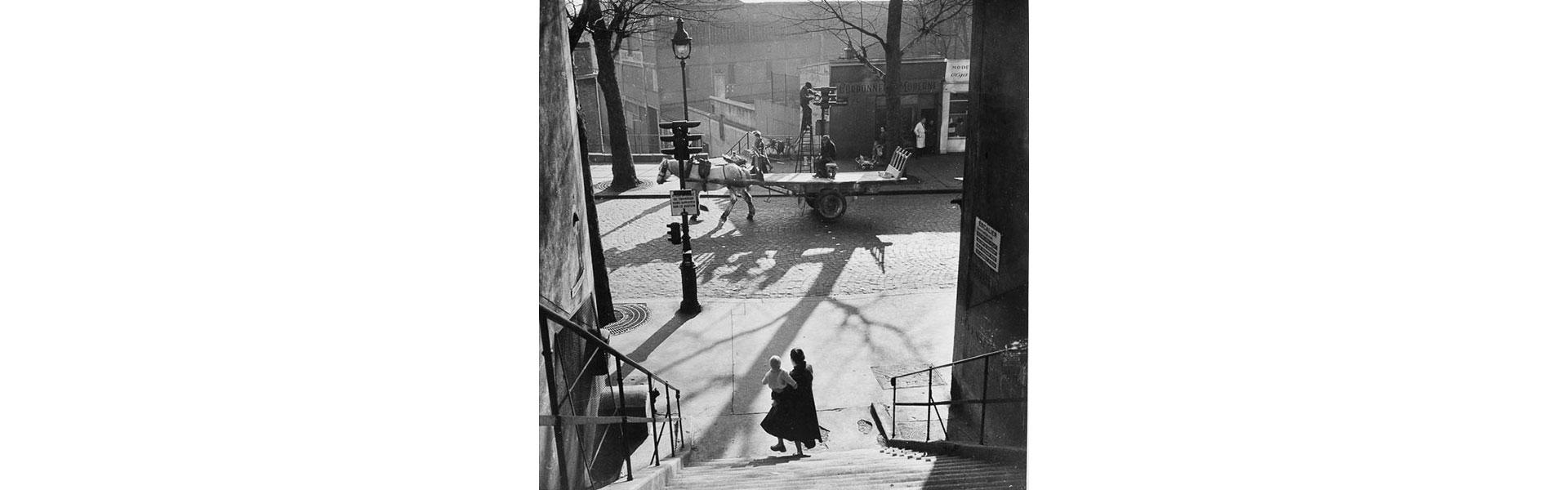Willy Ronis, Avenue Simon-Bolivar depuis l'escalier de la rue Barrelet-de-Ricou, Paris, 1950 © Donation Willy Ronis, Ministère de la Culture (France), Médiathèque du patrimoine et de la photographie, diffusion GrandPalaisRmn Photo.