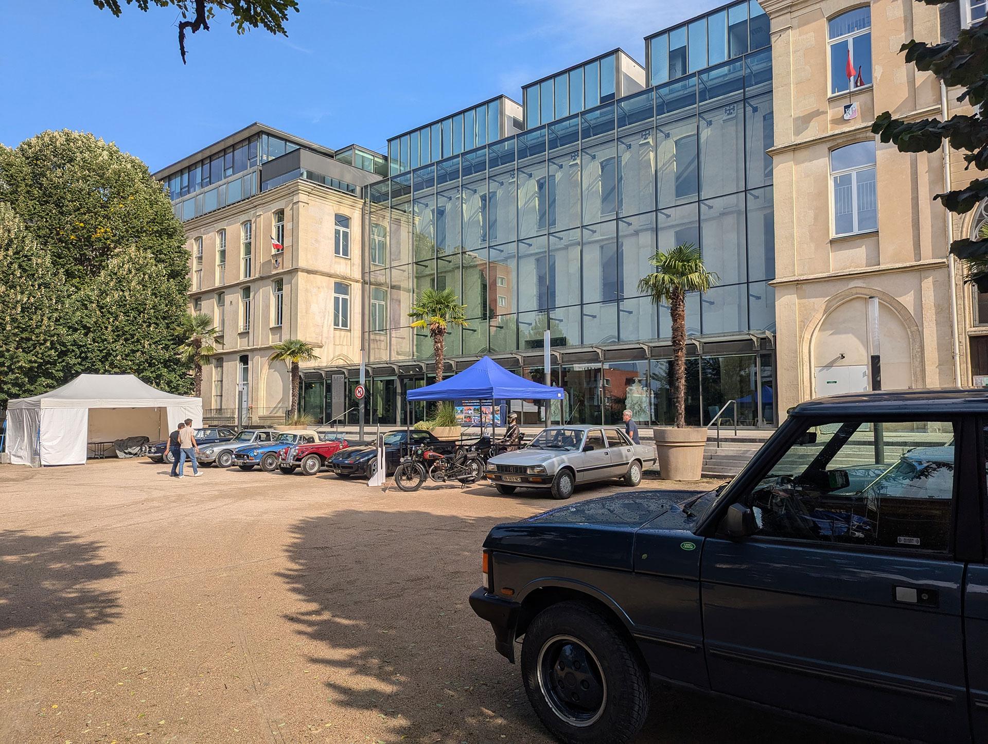 Véhicules anciens stationnés sur le parvis de la MPP