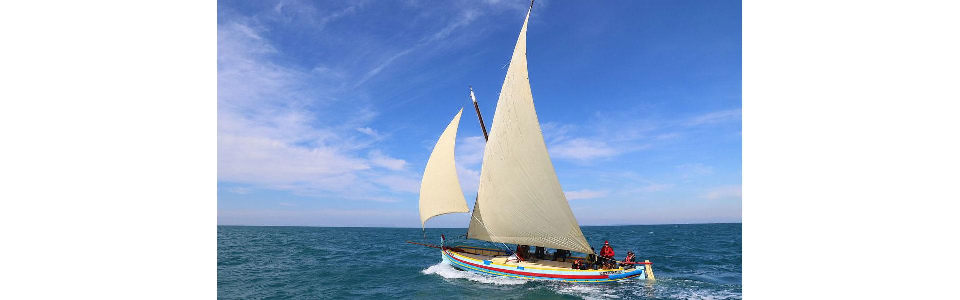Bateau de pêche traditionnel en mer