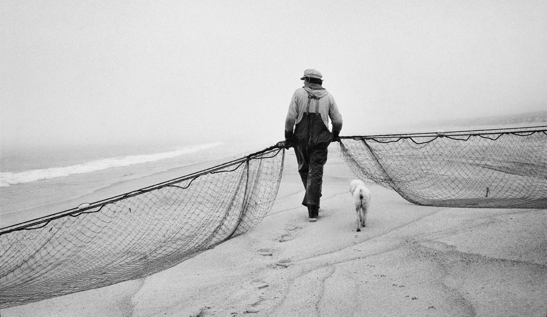 Jean Gaumy, Pêcheur de bar rayé sur la plage, Long Island, États-Unis, 1983