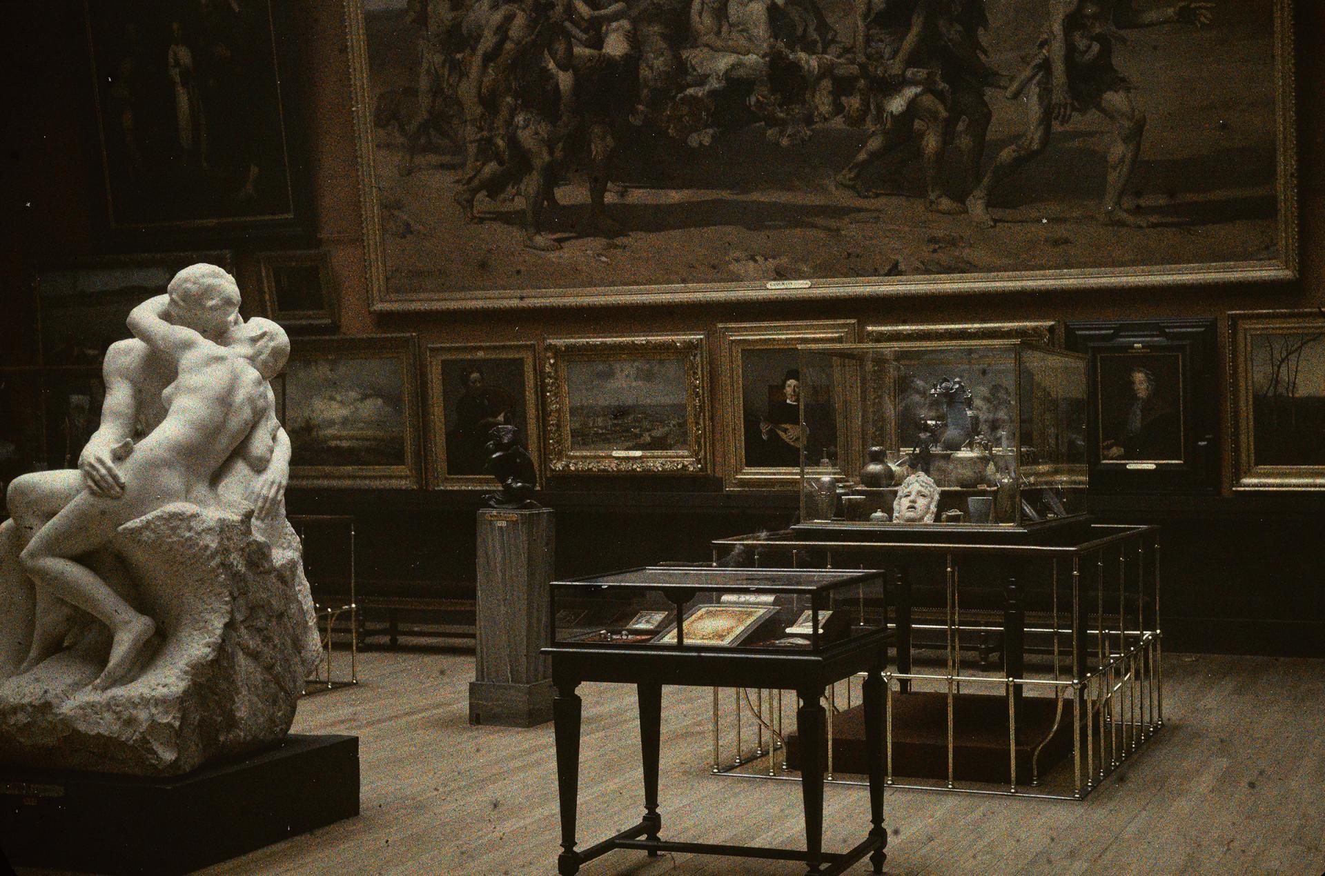 Vue d'une salle où étaient exposés "le baiser" de Rodin et "Cain" de Fernand Comon.
