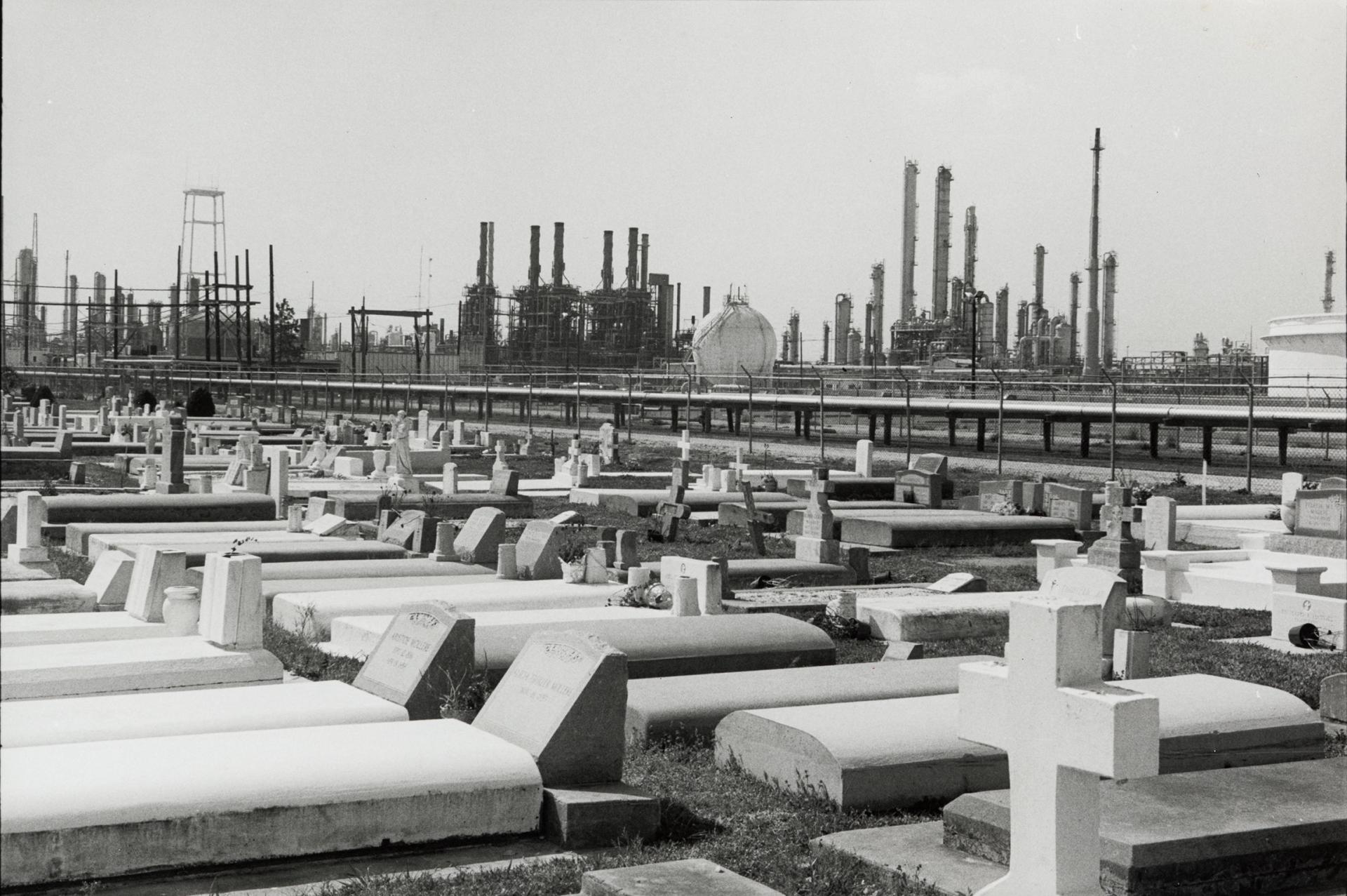 Le Diascorn François, Cimetière de l’église baptiste Zion Traveler ; Raffinerie Marathon Oil, Garyville, louisiane (États-Unis d'Amérique), 1983