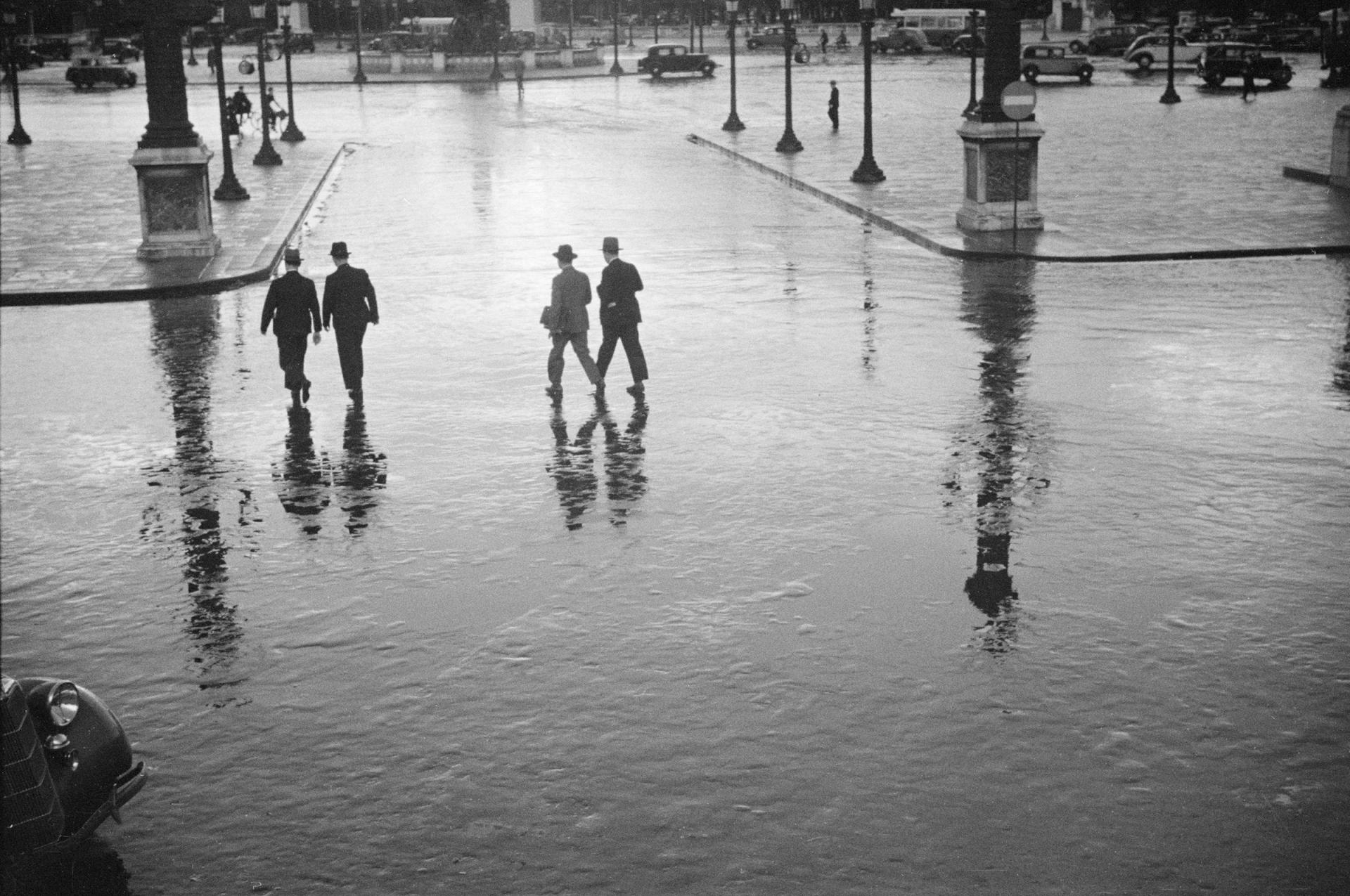 André Kertész, Jour pluvieux ; Piétons traversant la place de la Concorde, Paris, 1928 