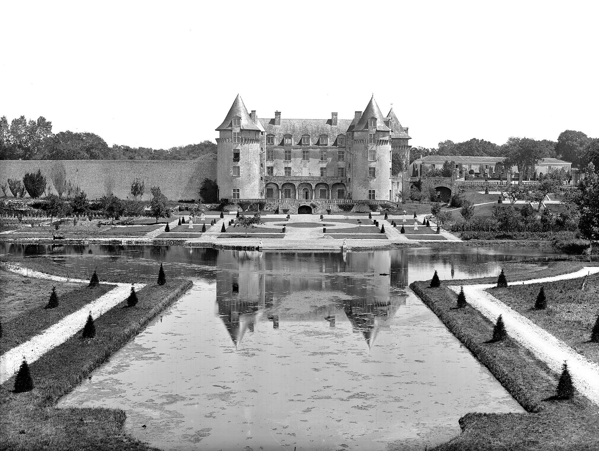 Georges Estève, Ensemble ouest, pris du parc du Château de la Rochecourbon, Saint-Porchaire, (Charente-Maritime), 1948