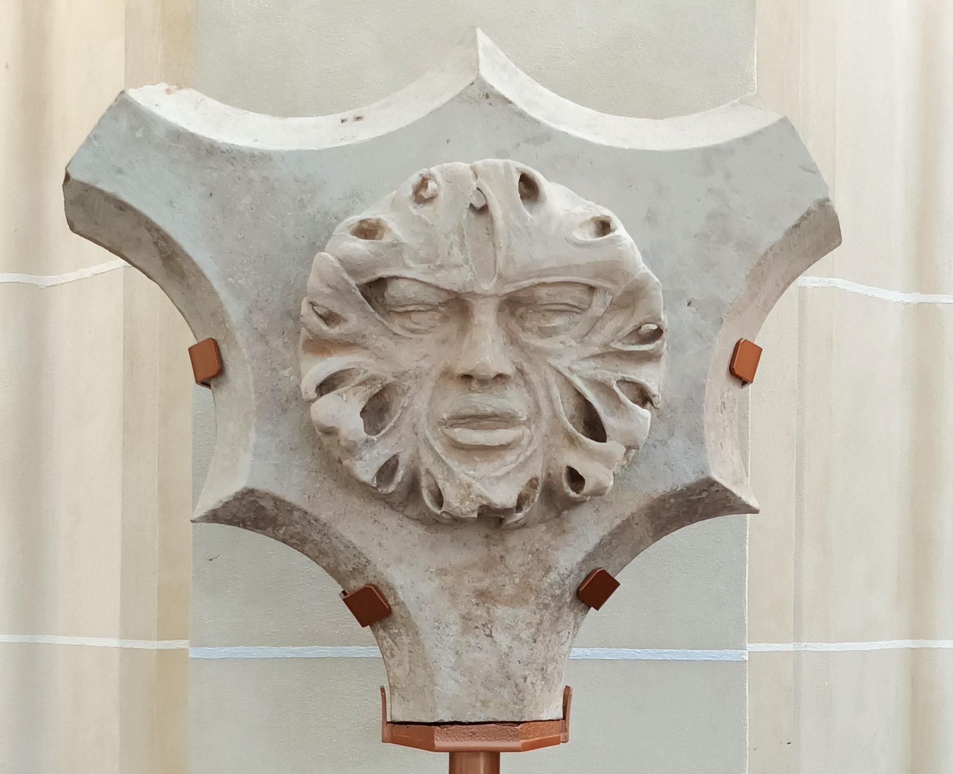 Décor sculpté de Notre-Dame de Paris, masque anthropomorphe