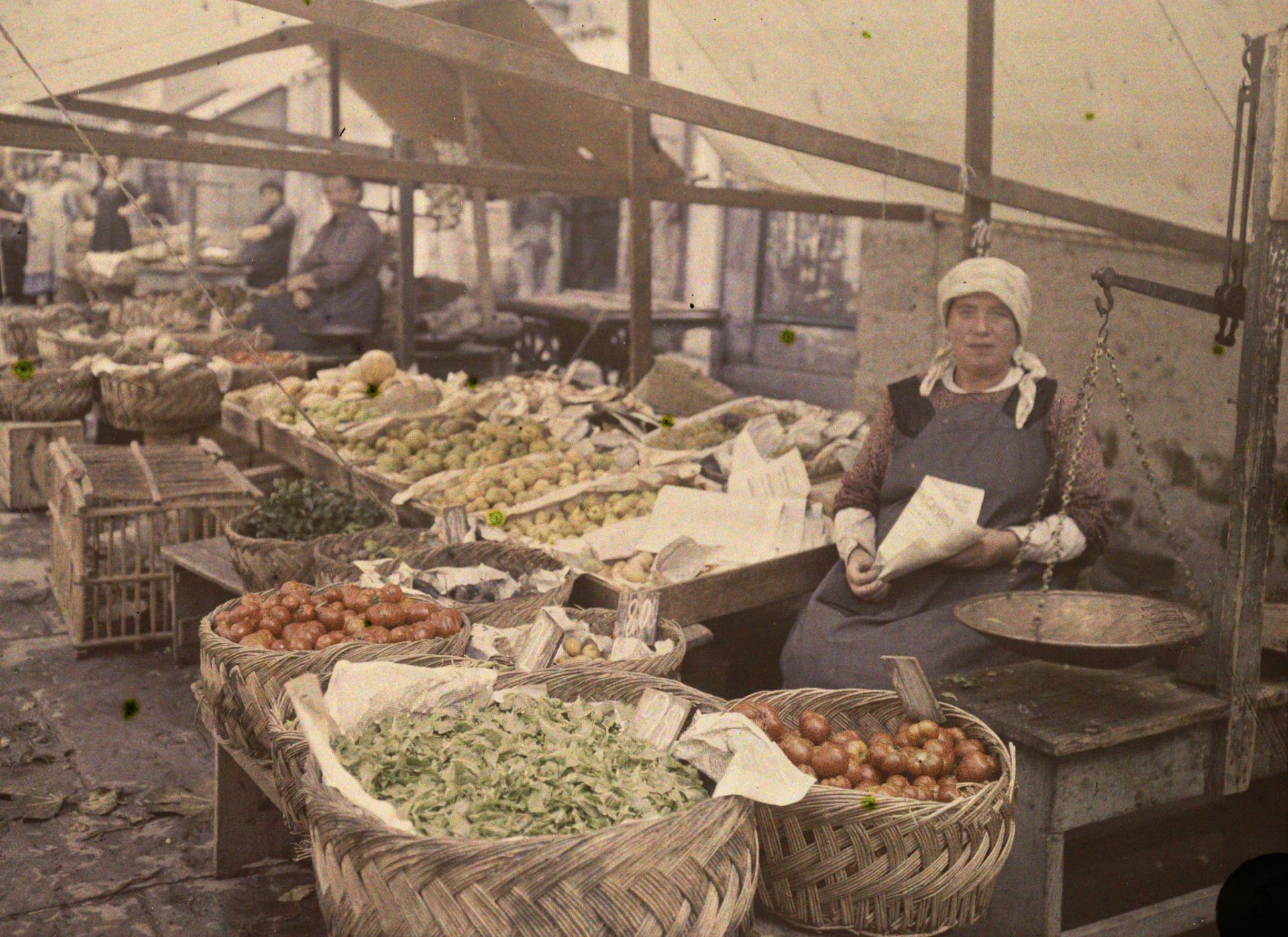 Lucien Roy (1850 – 1941), Marché de fruits de Mme Roy : marchande à son étal, Piran (Slovénie), 1922 