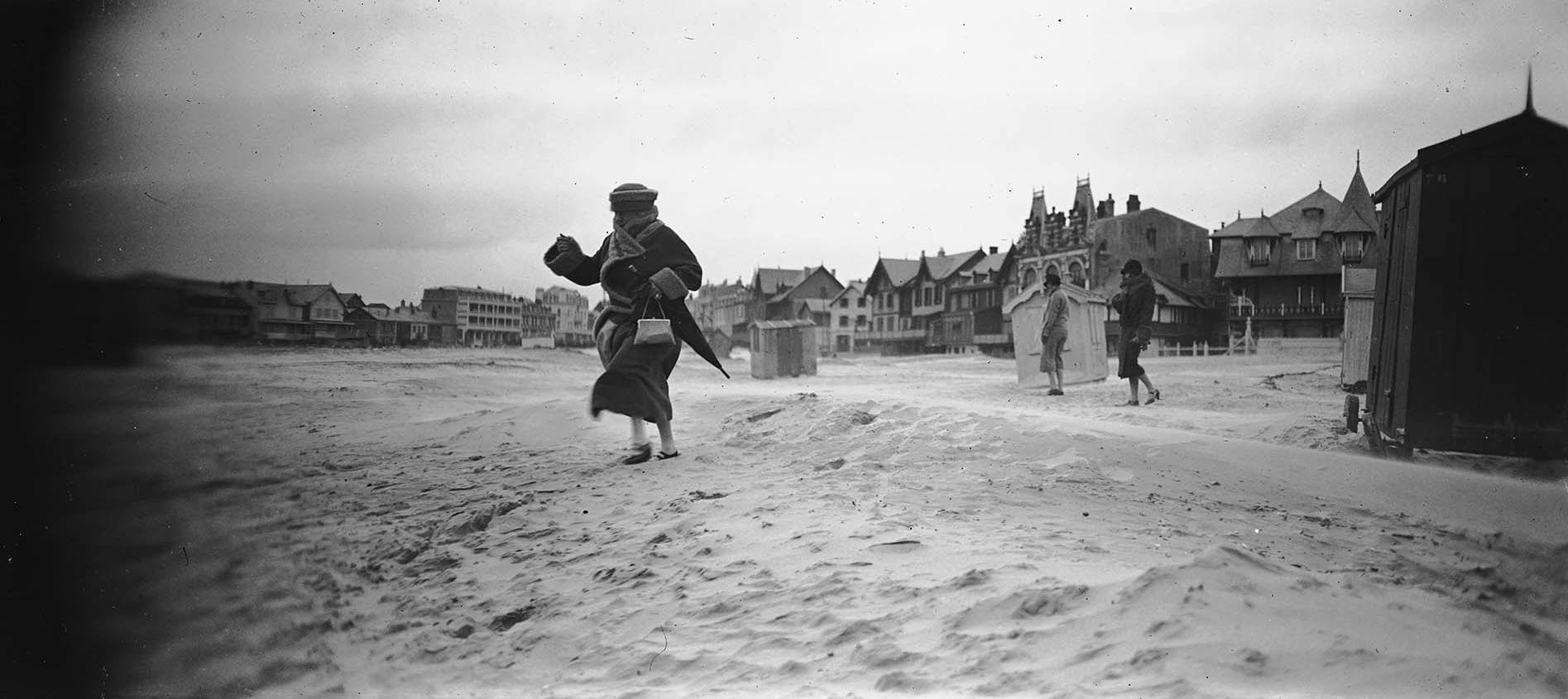 3 Femmes sur la plage de Berck dans les années 1920
